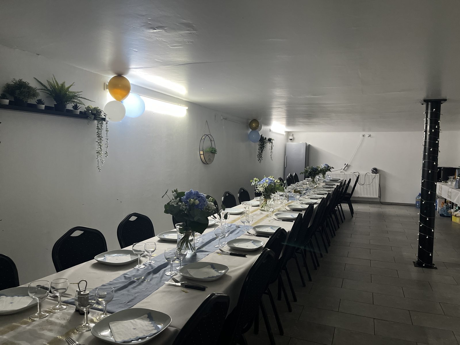 Une salle de réception aménagée pour un baptême chez Team Square