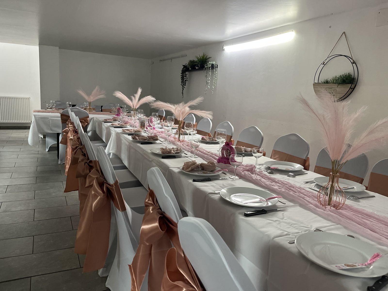 Une table dressée pour une réception de baptême chez Team Square