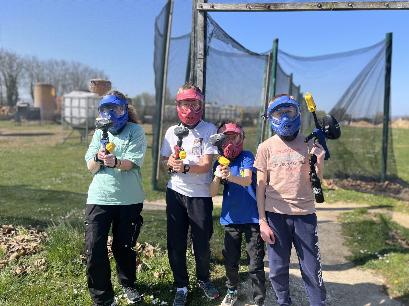 Des enfants équipés pour une activité extérieure chez Team Square